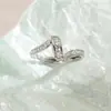 Anillo Mobius de Diamante Completo Nuevo de Amazon Venta Caliente de Comercio Exterior Anillo para Dedo Índice de Líneas Geométricas Irregulares Onda