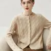 Cardigan de Lã Quefei Estilo Old Money Vintage Tricô de Ponto Trançado em Cashmere para Mulheres, Gola Redonda, Espessado, com Botões de Pérola, Casaco de Lã
