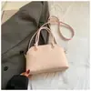 Bolso de mujer de alta gama de nicho 2026 nueva versión coreana bolso de hombro cruzado simple y elegante bolso de mano de gran capacidad moderno