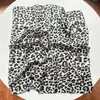 Pañuelo de seda con estampado de leopardo clásico, versátil para el verano, hecho de seda sintética, pañuelo cuadrado multipropósito para decoración de bolso, diadema y pañuelo para la cabeza