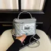 Bolsa de mão casual da moda para mulheres, nova moda outonal, bolsa versátil de ombro e transversal, bolsa simples acolchoada com corrente