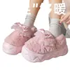 Chinelos de algodão femininos, novo estilo de inverno 2026, com calcanhar fechado, sola grossa, quentes, forrados com fleece e antiderrapantes, perfeitos para uso interno e em casa.