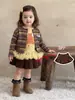 Conjunto Infantil Feminino Roupas Infantis Coreanas Estilo Vintage Camiseta de Urso, Camiseta Básica, Jaqueta Listrada Conjunto de Três Peças para Bebês Meninas