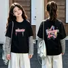 Camiseta de algodón a rayas de manga larga, estilo coreano y moderna, para niñas, un nuevo diseño de primavera/otoño, corte holgado, versátil y con cuello redondo, adecuada para niños de talla mediana a grande