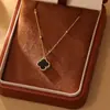 Collar de Trébol de Cuatro Hojas de Lujo Ligero Estilo Francés para Mujer, Diseño de Nicho, Cadena para Clavícula Versátil de Moda con un Toque de Alta Gama, Chapado en Cobre con Oro Real