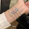 Pulsera de Mariposa de Colores Vibrantes con Circonita Fina Super Brillante y Aceite de Goteo Anillo de Mano Estilo Dulce Suave Sentido de Diseño de Nicho Joyería de Mano