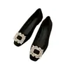 Sapatos femininos rasos estilo francês com salto grosso e fivela quadrada de strass, novo modelo outono 2026, adequados para combinar com saias, elegantes sapatos de noite