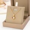Collar de acero y titanio con trébol de cuatro hojas de cristal rosa galvanizado en oro auténtico para mujer, cadena de clavícula sencilla y ligera de lujo, joyería versátil.