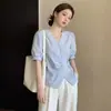 Camisa irregular única y elegante con cuello en V y manga corta para mujer, verano 2026, talla grande, top adelgazante y favorecedor