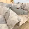 Juego de cama de terciopelo de leche de clase A de cuatro piezas, terciopelo coral tallado de invierno, forro polar, edredón grueso y cálido, juego de sábanas de tres piezas