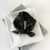 [venta al por mayor] estilo simple blanco y negro algodón lino seda de morera bufanda bufanda cuadrada pequeña para mujer bufanda de seda banda para el cabello
