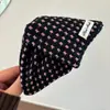 Presilha de Garra Triangular com Concha de Cetim Estilo Francês, Acessório de Cabelo Versátil de Alta Qualidade e Tendência para a Parte de Trás da Cabeça