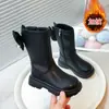 Botas de cuero para niña otoño e invierno nuevo estilo botas cálidas de felpa para niños de media pantorrilla estilo princesa con lazo botas de equitación suela suave antideslizante