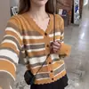 Cardigã de malha listrado com blocos de cor estilo coreano, gola V, manga longa para mulheres, 26 novos tops jaqueta suéter de caimento solto que rejuvenesce, primavera/outono