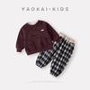 Conjunto de Sudadera Gruesa con Forro de Felpa para Bebé e Infantil Otoño/Invierno 2025 Conjunto de Dos Piezas Cálido con Top y Pantalones a Cuadros Moderno