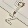 Pingente de chaveiro de carro com 26 letras em inglês cravejado de diamantes transfronteiriço, decoração de bolsa com strass de argila, atacado de chaveiro de celular