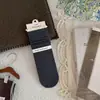 Calcetines de dos piezas lisos de color sólido, estilo coreano, divertidos, con volantes de encaje, para mujer, hasta la mitad de la pantorrilla, en negro y blanco roto.