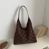 Bolsa de Ombro Grande Capacidade para o Dia a Dia Outono 2026 Estampa de Bolinhas em Nylon Estilo Feminino Bolsa Tote de Ombro Único