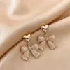 Aretes de Flor de Perla Coreanos para Mujer, Aretes de Lujo Ligero y de Alta Gama, Estilo Nuevo, Moda de Nicho, Aretes Versátiles al por Mayor