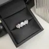 Anillo tesoro de color geométrico rosa palo original Versa para mujer, chapado en oro, incrustado con fila de piedras tesoro azul de Sri Lanka de imitación