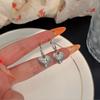 Pingente de Coração de Diamante Estilo Frio, Moderno e Elegante, Design em Forma de Coração, Versátil e Exquisito Brincos de Coração para Mulheres