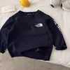 Camiseta para Niños 2026 Principios de Primavera Niños Marca de Moda Letra Manga Larga Capa Base Bebé Niño Pequeño Algodón Top Interior