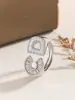 Anillo de Luz de Zirconia Incrustada en Oro Real Chapado en Cobre Transfronterizo Europeo y Americano Lujo Ligero Sensación de Alta Gama Anillo para el Dedo Joyería de Mano Versátil Fabricante Venta al por Mayor en Stock