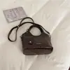 Bolso de Color Sólido de Alto Valor Estético 2026 Nuevo Modelo de Verano Bolso de Hombro Nicho para Viajar con Frecuencia Bolso Cruzado Tipo Cubeta de Alto Valor Estético