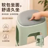 Nuevo modelo de taburete cuadrado de plástico simple, grueso, resistente, antideslizante, apilable con cojín suave para sala de estar, dormitorio, mesa de comedor