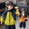 Conjunto de Cortavientos a Rayas para Niños Primavera y Otoño 2026 Nuevo Estilo de Otoño Conjunto Deportivo de Dos Piezas para Niños Pequeños Atuendo de Moda
