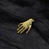 Broche abstracto con forma de mano europeo y americano, pasador de mano metálico dorado brillante, broche transfronterizo personalizado para trajes y abrigos