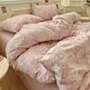 Novo conjunto de cama de quatro peças em gaze dupla jacquard com textura de nuvem, adequado para dormitórios de estudantes, incluindo lençóis, capa de edredom e fronhas.