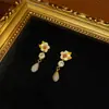 Brincos Pingentes Flor Branca Esmalte Pintado à Mão Cristal Dourado Brilhante 18K Banhado a Cobre Luxo Leve Estilo Francês Artesanato Requintado Nicho