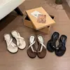 Pantuflas de mujer de moda, sencillas y elegantes, estilo 2026, que exudan un diseño de moda minimalista, de alta gama y puro
