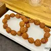 El fabricante suministra una colección de pulseras de hueso de durazno naturales, pulseras de hueso de durazno de círculo único para hombres y mujeres, populares en Xiaohongshu, con diseño de agujero pasante