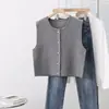 Elegante e suave, este colete de malha com botões dourados e gola redonda é um novo estilo outono/inverno, perfeito para usar em camadas. Pode ser usado como cardigã, colete ou suéter