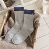 Botão de acessório de acabamento de orelha de madeira meias de botão meias femininas de cano médio Outono Inverno Meia folgada estilo garota japonesa ins sem costura