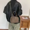 Bolso de mano coreano de nicho moderno con remaches para mujer, nuevo de otoño, retro, dulce, fresco, chica popular, bolso de hombro cruzado versátil