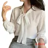 Camisa Base Nova Estilo Primavera 2026 com Design Suave e Elegante, Modelagem Solta, Top Branco com Laço para Mulheres