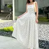 Moda Cruzada Europeia e Americana 2026 Roupas Femininas Estilo Fashion para o Dia a Dia Estilo para Férias Sexy Cintura Marcada Vestido Longo de Bolinhas com Alças Finas