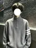 Suéter de punto para hombre estilo americano con media cremallera y tres rayas, con un diseño relajado y casual y cuello alto, perfecto para el otoño