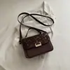 Bolsa de ombro transfronteiriça nova, estilosa e única, uma bolsa de mão moderna e minimalista com um toque de luxo, uma bolsa transversal quadrada pequena chique e elegante