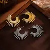 Brincos de Girassol Europeus e Americanos Minimalistas para Mulheres, Acessórios de Orelha Exagerados da Moda de Nicho Vintage Dourados, Tarraxas Estilosas Versáteis Únicas