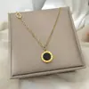 Transfronterizo nuevo de alta gama lujo nicho diseño personalidad simple acero titanio chapado en oro blanco y negro concha madre collar joyería mujeres