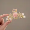 Pinza para el pelo vintage de rosa roja y lirio del valle con mariposa tachonada de diamantes y pinza de tiburón, un sofisticado accesorio para el cabello para crear un recogido elegante, perfecto para novias