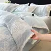Conjunto de quatro peças de veludo de leite espesso em relevo para outono e inverno com acabamento em pele de coelho e detalhes de pompons, lençol e capa de edredom jacquard tridimensional de luxo leve