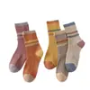 Calcetines para Mujer Otoño e Invierno Modernos Retro de Media Pantorrilla Transpirables Versátiles Absorbentes de Sudor Calcetines de Rayas Coloridas Venta al por Mayor de Fábrica