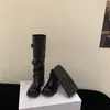 Novidades Outono e Inverno 2025 Sapatilhas de Bico Redondo com Fivela e Tira Botas de Cano Médio com Solado Grosso Botas Longas Botas de Motocicleta Versáteis Botas de Cowboy Ocidentais