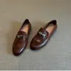 Versão em Couro~Sapatos Loafer Femininos Retrô com Fivela de Metal e Aumento de Altura Oculto Sapatos de Salto Único Slip-on Sapatos Preguiçosos Sapatos de Couro Pequenos com Solado Plano