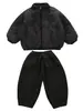 Conjunto de Ropa de Invierno para Niños 2026 Nuevo Elegante Estilo Otoño/Invierno para Bebé Chaqueta Rayada Conjunto de Tres Piezas Ropa de Invierno para Niños